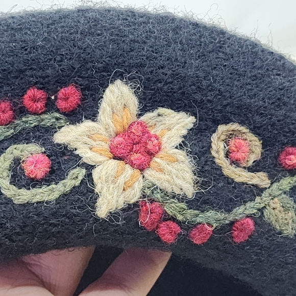 Icelandic Design Women's Vintage 100% Wool Embroidered Hat - Picture 3 of 8